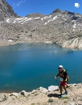 Runner accanto a un lago alpino